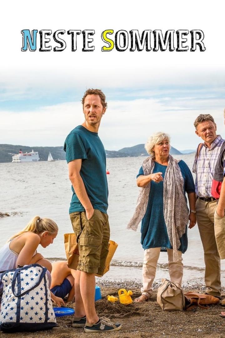 Das Filmplakat für „Neste Sommer“ zeigt eine Gruppe von Menschen am Strand.