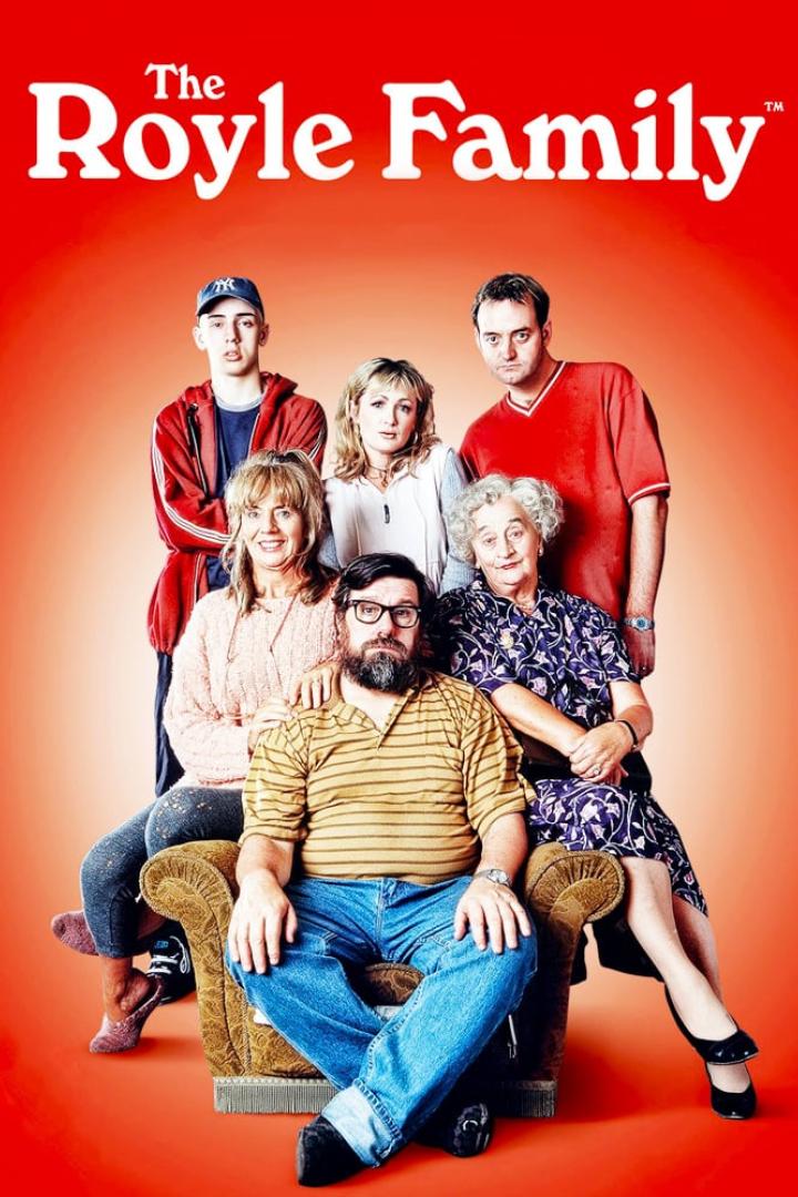 Das Ensemble der britischen Sitcom „The Royle Family“ posiert vor einem roten Hintergrund.