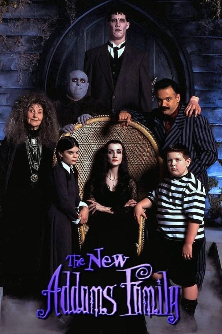 Das Ensemble der „The New Addams Family“ posiert für ein Gruppenfoto.