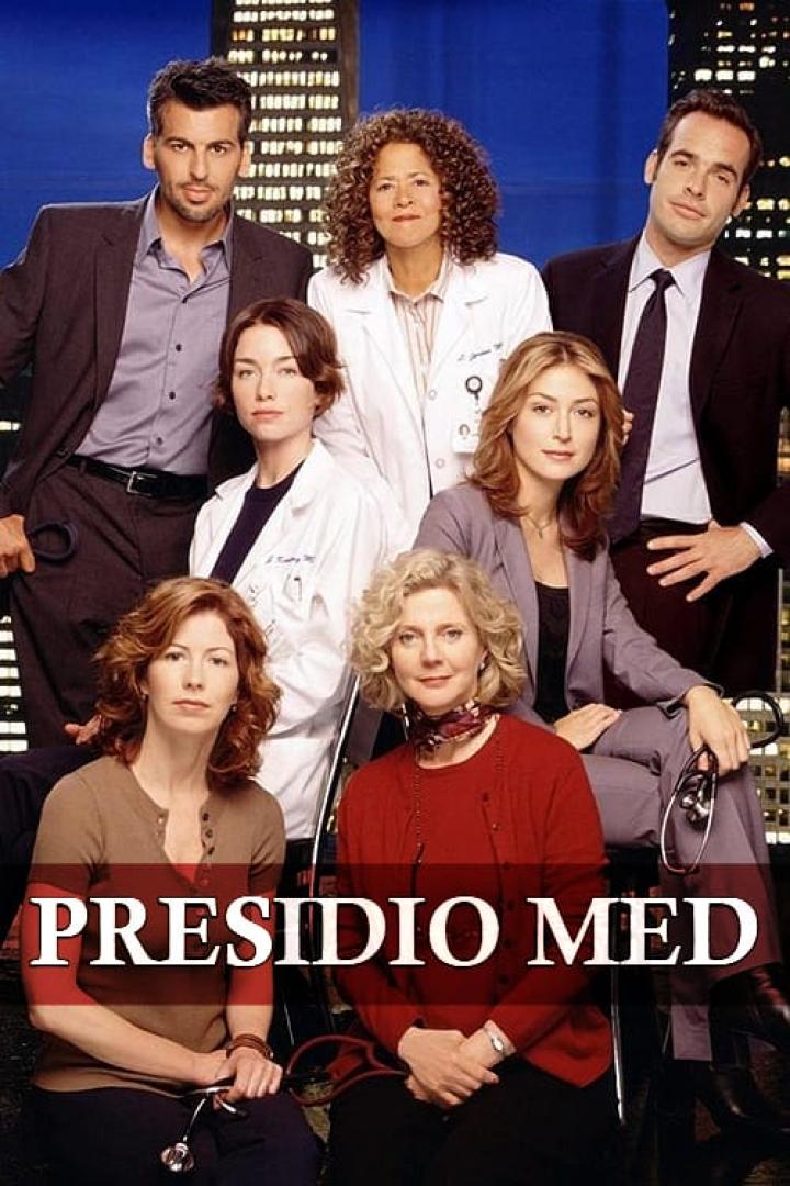 Das Ensemble der Fernsehserie „Presidio Med“ vor einer Skyline bei Nacht.