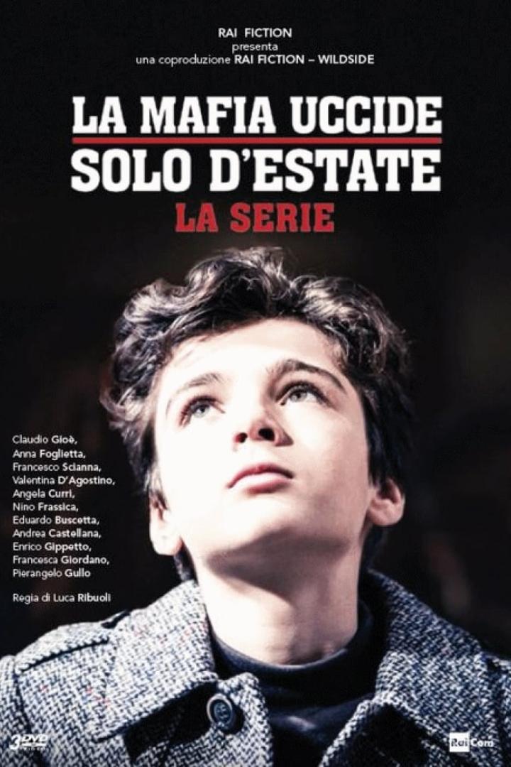 Das Cover der Fernsehserie „Die Mafia tötet nur im Sommer“ mit einem jungen Mann, der nach oben schaut.