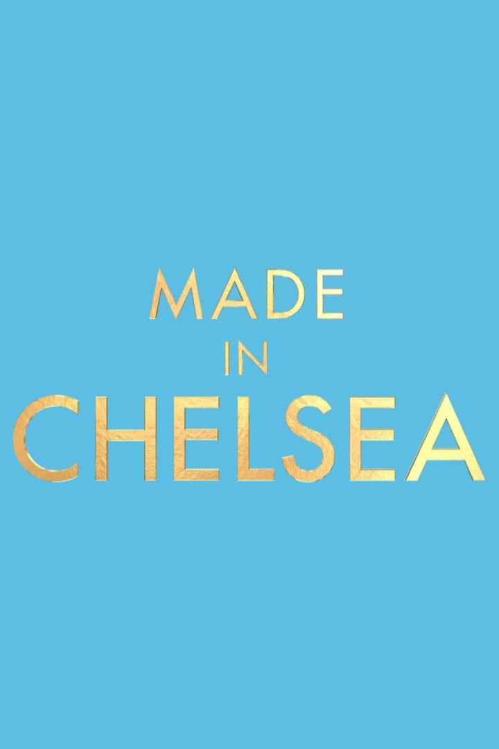 Der Schriftzug „Made in Chelsea“ in goldener Schrift auf hellblauem Hintergrund.