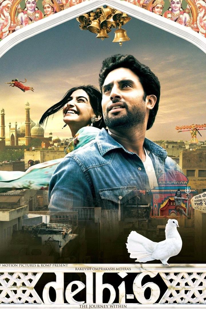 Das Filmplakat für „Delhi-6“ zeigt ein junges Paar vor der Skyline von Delhi.