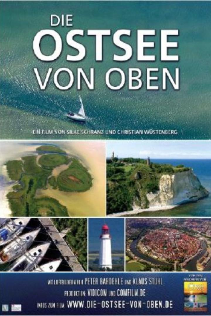 Das Filmplakat für „Die Ostsee von oben“ zeigt verschiedene Luftaufnahmen der Ostseeküste.