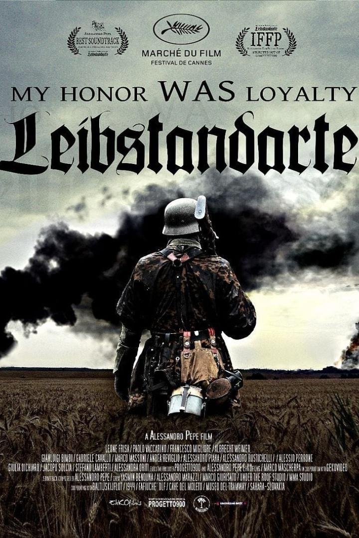 Ein Soldat in Tarnuniform steht auf einem Feld, im Hintergrund Rauchwolken. Filmposter „Leibstandarte“.