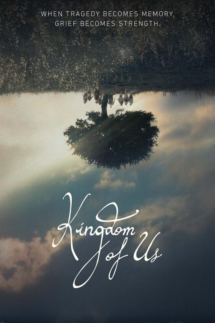 Das Filmplakat für „Kingdom of Us“ zeigt eine Gruppe von Menschen unter einem Baum, der sich im Himmel spiegelt.