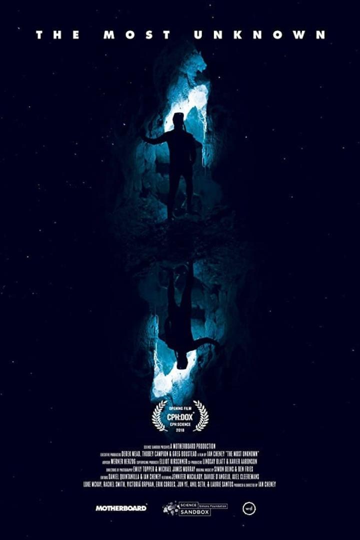 Ein Mann steht in einer Höhle, gespiegelt im Filmposter „The Most Unknown“.