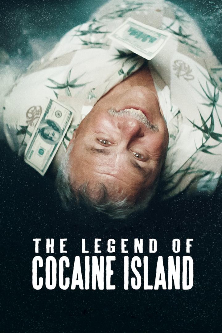 Ein Mann mit Hemd und Geldscheinen liegt im Wasser, im Vordergrund der Titel „The Legend of Cocaine Island“.