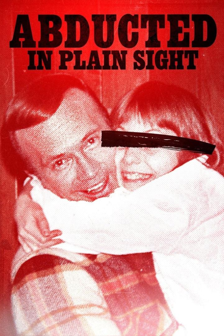 Das Filmplakat für „Abducted in Plain Sight“ zeigt ein umarmendes Paar, wobei die Augen der Frau zensiert sind.