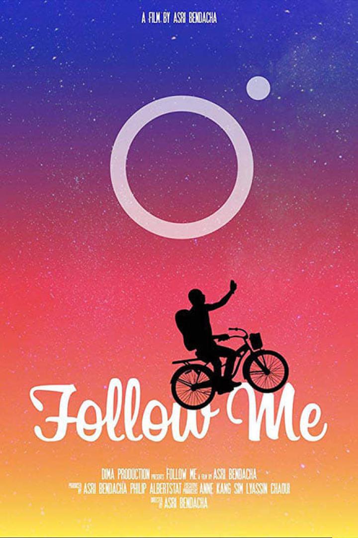 Das Filmplakat für „Follow Me“ zeigt eine Silhouette auf einem Fahrrad vor einem Sternenhimmel.
