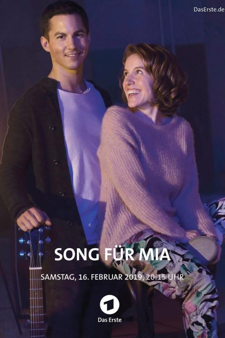 Ein Mann mit Gitarre und eine Frau, vermutlich aus dem Film „Song für Mia“.