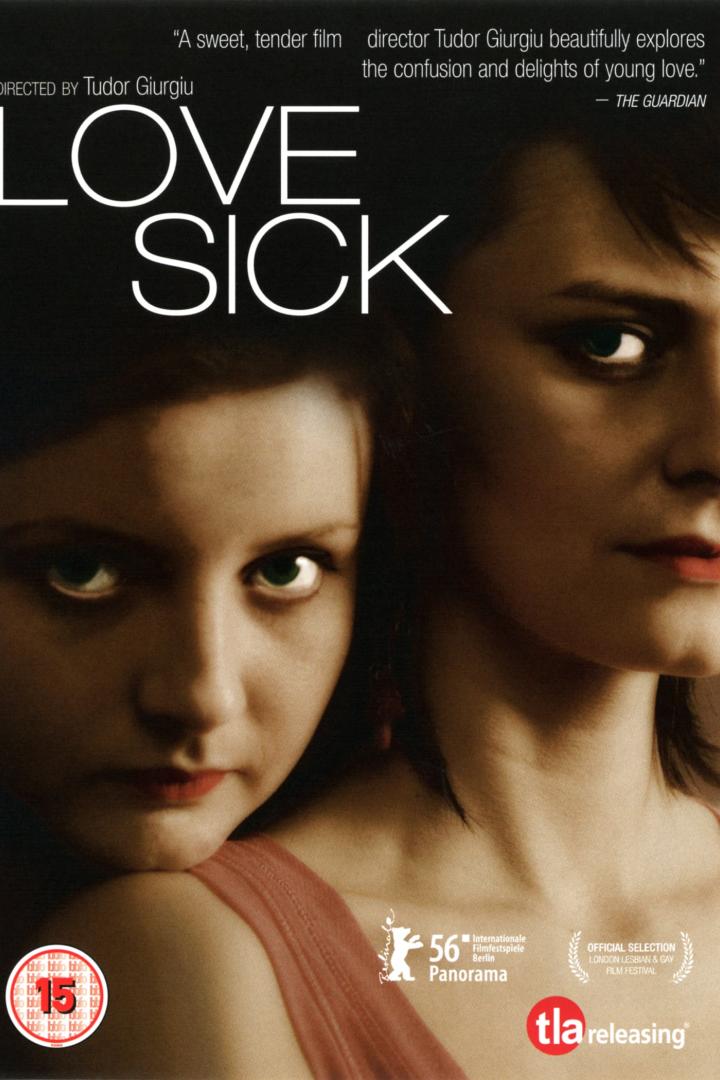 Das Filmplakat für „Love Sick“ zeigt zwei junge Frauen, die eng beieinander stehen.