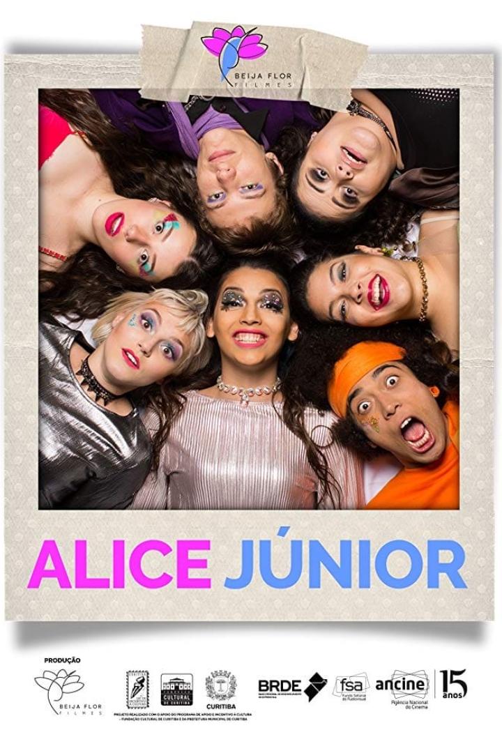 Das Filmplakat für „Alice Júnior“ zeigt eine Gruppe junger Menschen mit auffälligem Make-up.