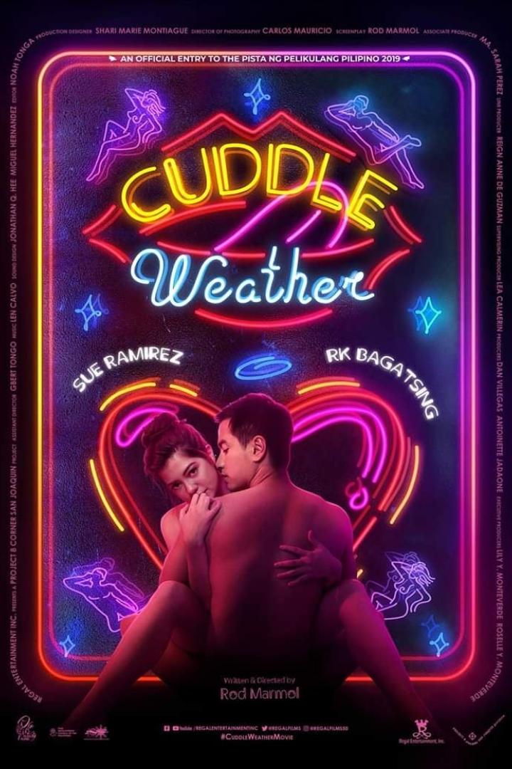 Das Filmplakat für „Cuddle Weather“ mit Sue Ramirez und RK Bagatsing vor Neonreklamen.