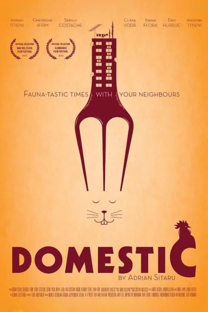 Das Filmplakat für „Domestic“ zeigt eine stilisierte Gabel, die ein Gebäude und ein Hasengesicht darstellt.