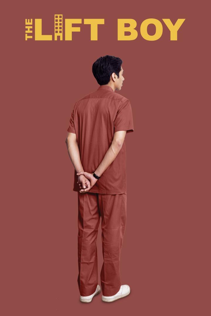 Ein Mann in Uniform steht vor dem Filmplakat „The Lift Boy“.