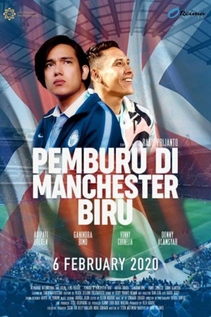 Das Filmplakat für „Pemburu di Manchester Biru“ mit zwei Schauspielern vor einer Fußballkulisse.