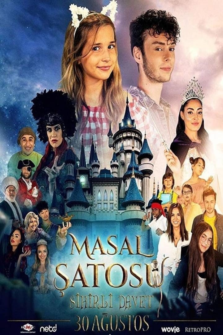 Das Filmplakat für „Masal Şatosu: Sihirli Davet“ zeigt eine Gruppe von Schauspielern vor einem Schloss.