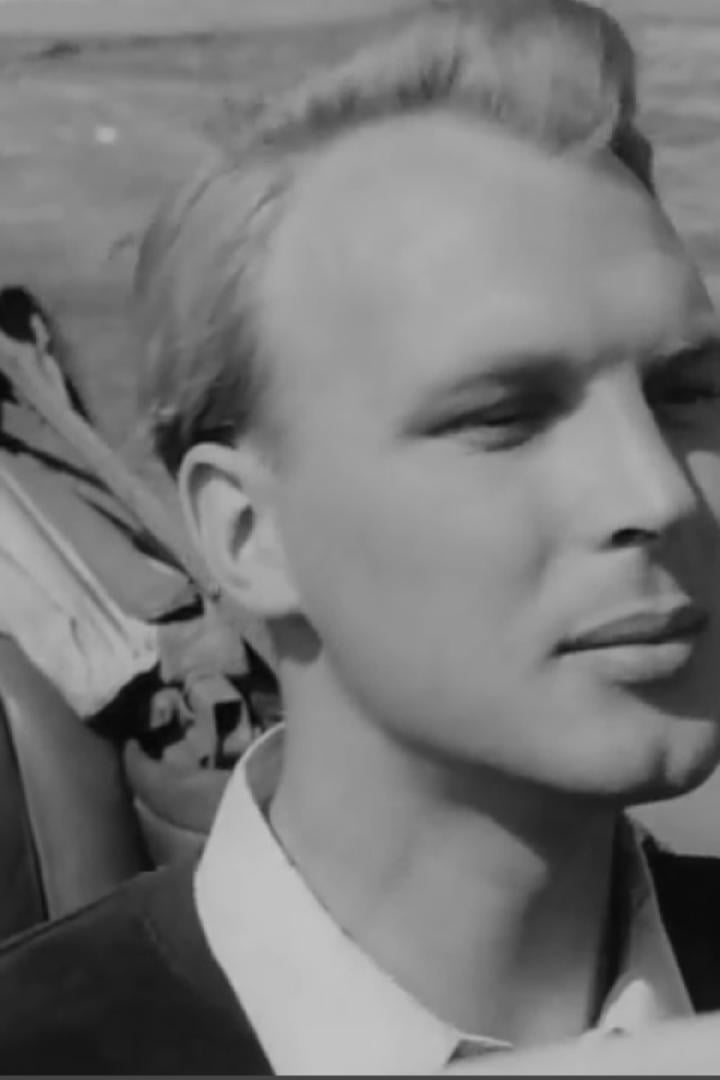 Ein Schwarzweißporträt eines jungen Mannes mit blondem Haar.