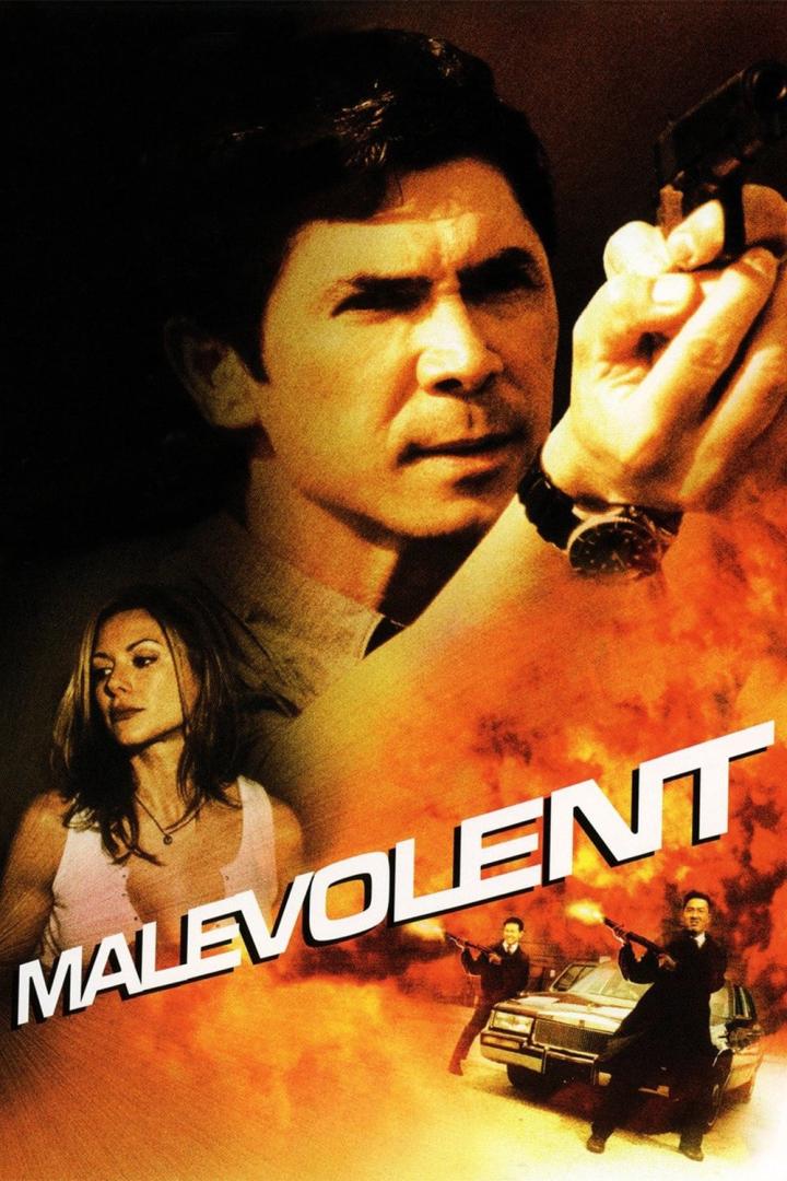 Das Filmplakat für „Malevolent“ zeigt einen Mann mit einer Waffe, eine Frau und zwei bewaffnete Männer vor einem Auto.