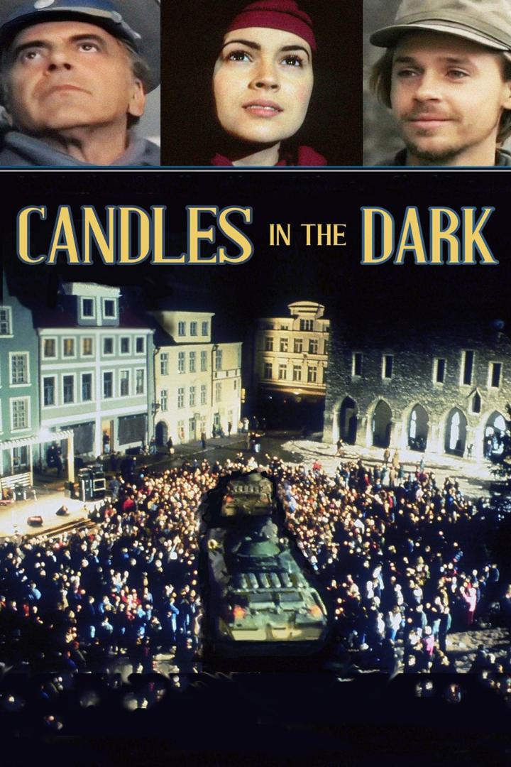 Das Filmplakat für „Candles in the Dark“ zeigt eine Menschenmenge vor einem Panzer.