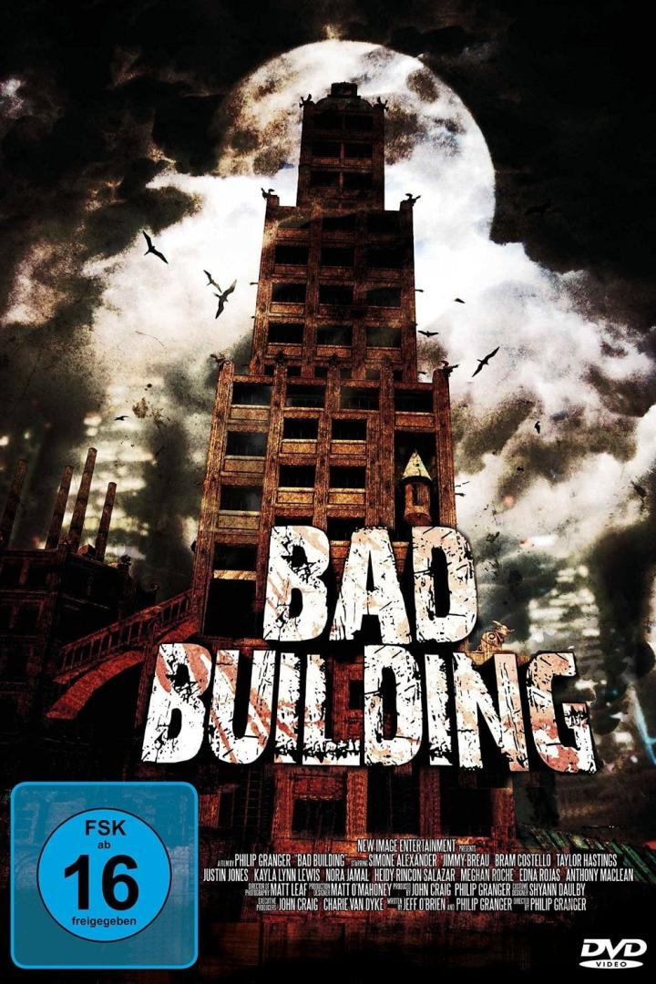 Das Filmplakat für „Bad Building“ zeigt ein heruntergekommenes Gebäude vor einem Vollmond.