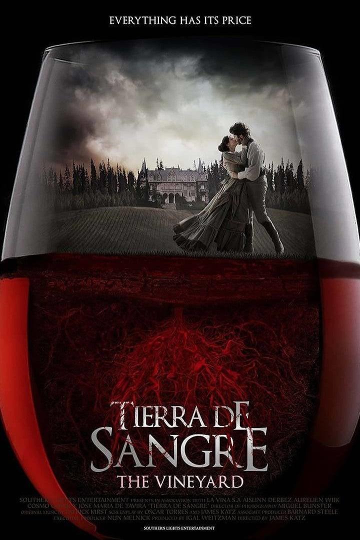 Das Filmplakat für „Tierra de Sangre“ zeigt ein Paar vor einem Herrenhaus, gesehen durch ein Weinglas gefüllt mit Wein.