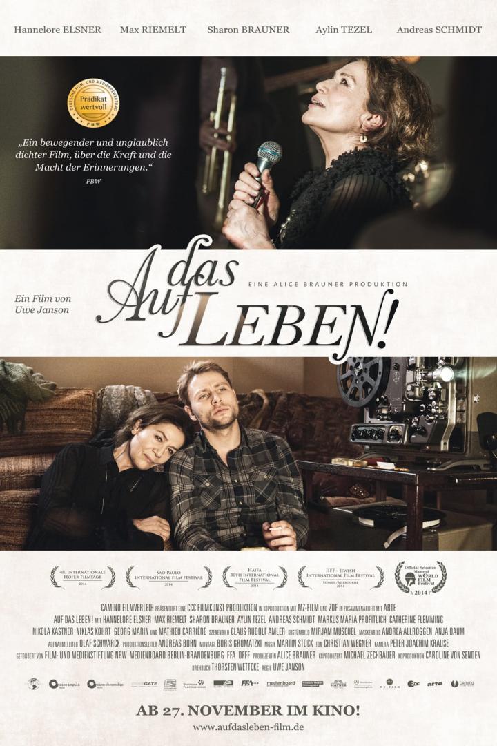 Das Filmplakat für „Auf das Leben!“ zeigt Hannelore Elsner und Max Riemelt vor einem Filmprojektor.