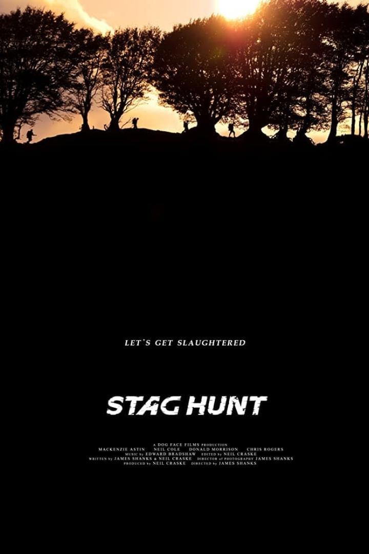 Das Filmplakat für „Stag Hunt“ zeigt eine Gruppe von Leuten, die vor Sonnenuntergang durch einen Wald gehen.