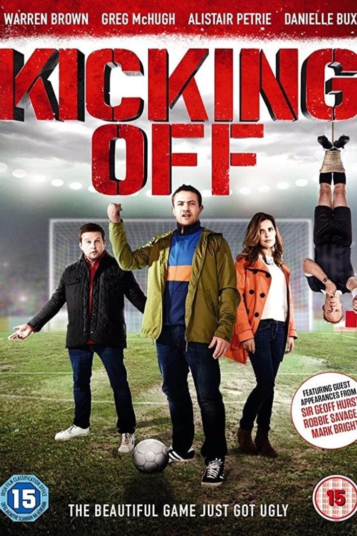 Das Filmplakat für „Kicking Off“ zeigt drei Personen und einen gefesselten Schiedsrichter auf einem Fußballfeld.