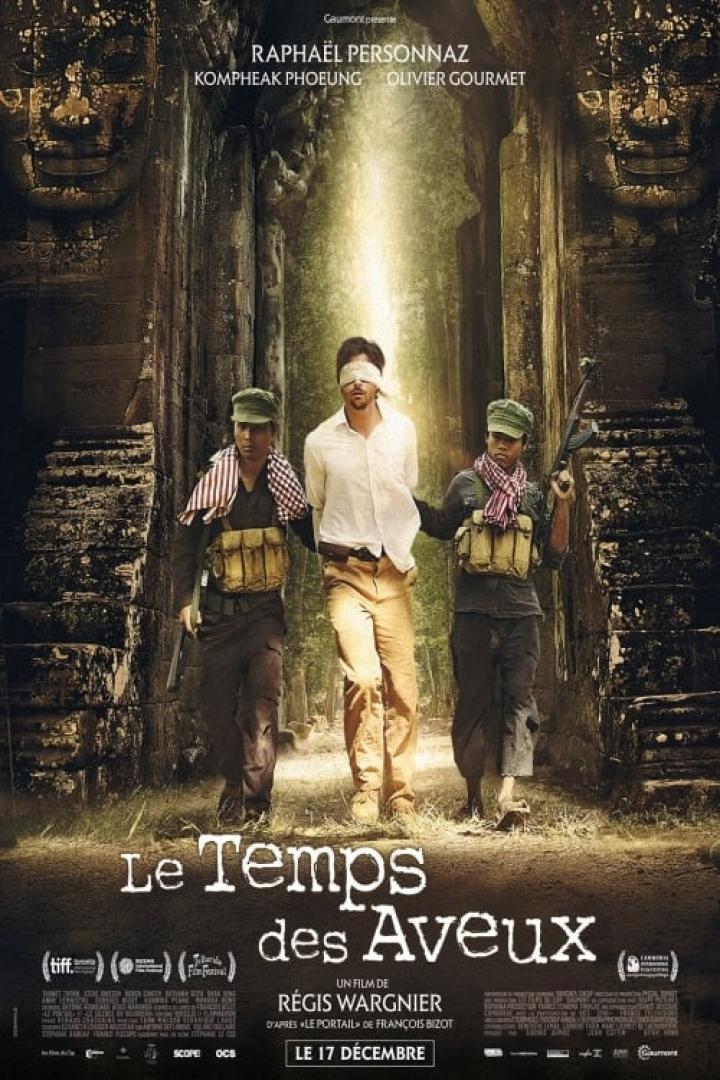 Das Filmplakat für „Le Temps des Aveux“ zeigt einen gefesselten Mann mit zwei bewaffneten Wachen vor einem Tempel.