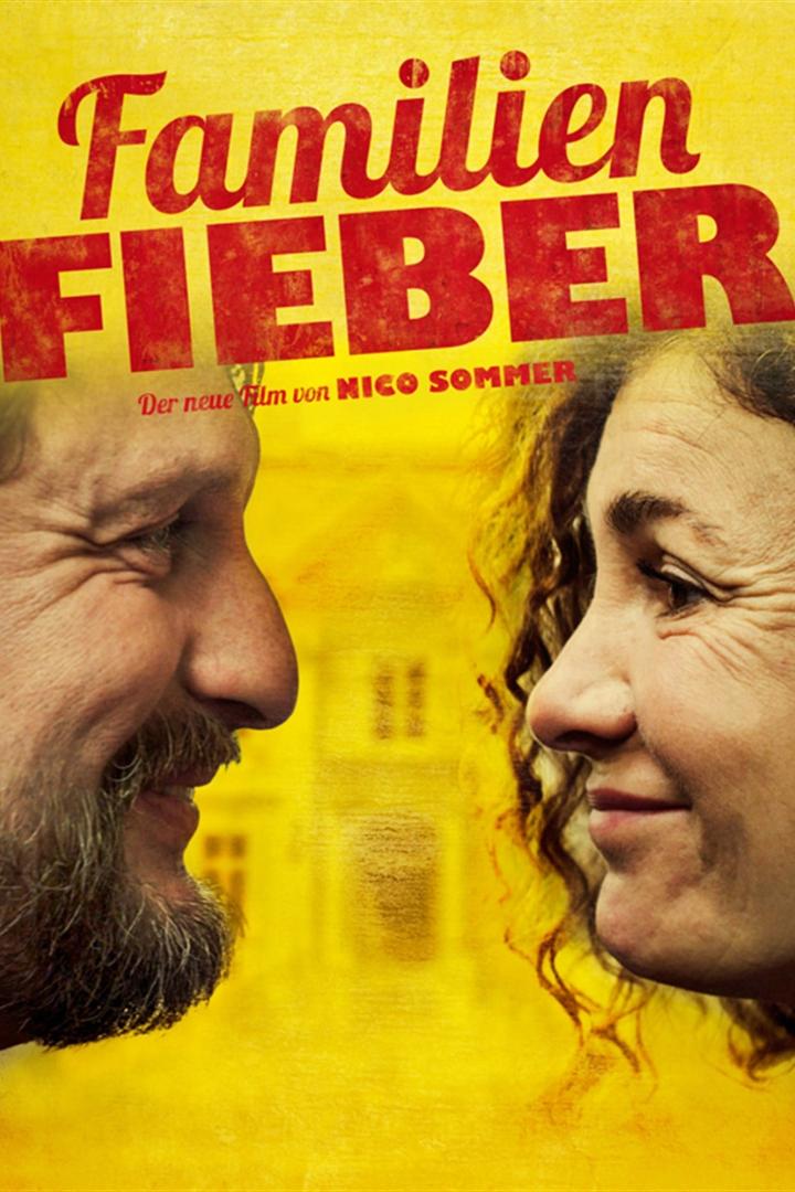 Das Filmplakat für „Familienfieber“ zeigt die Gesichter eines Mannes und einer Frau vor einem gelben Hintergrund.