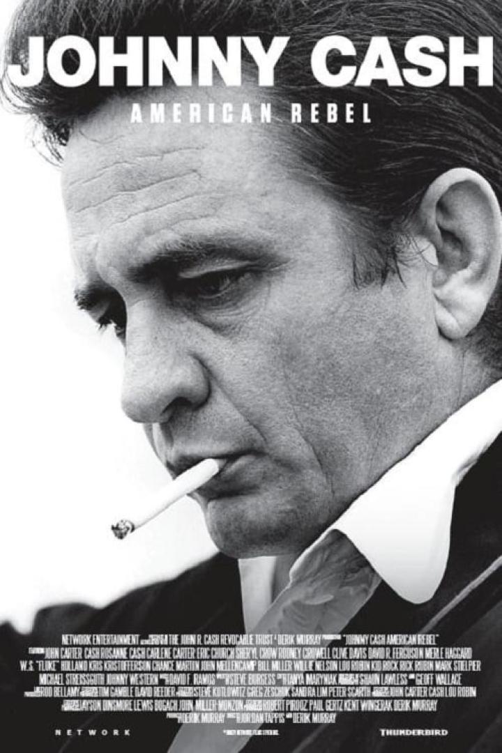 Schwarzweiß-Porträt von Johnny Cash mit einer Zigarette im Mund.