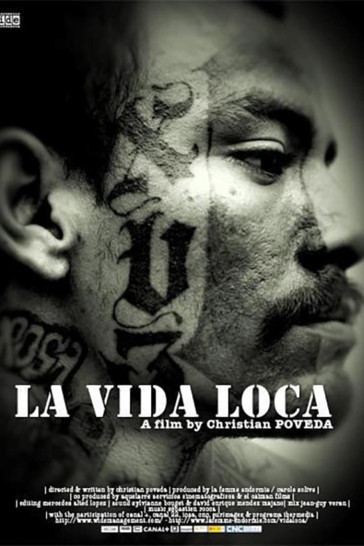 Das Filmplakat für „La Vida Loca“ zeigt das Gesicht eines Mannes mit Tätowierungen.