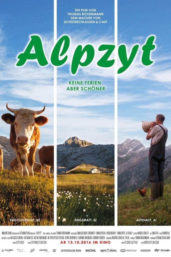 Das Filmplakat für „Alpzyt“ zeigt Kühe, eine Berglandschaft und einen Mann mit einem Alphorn.