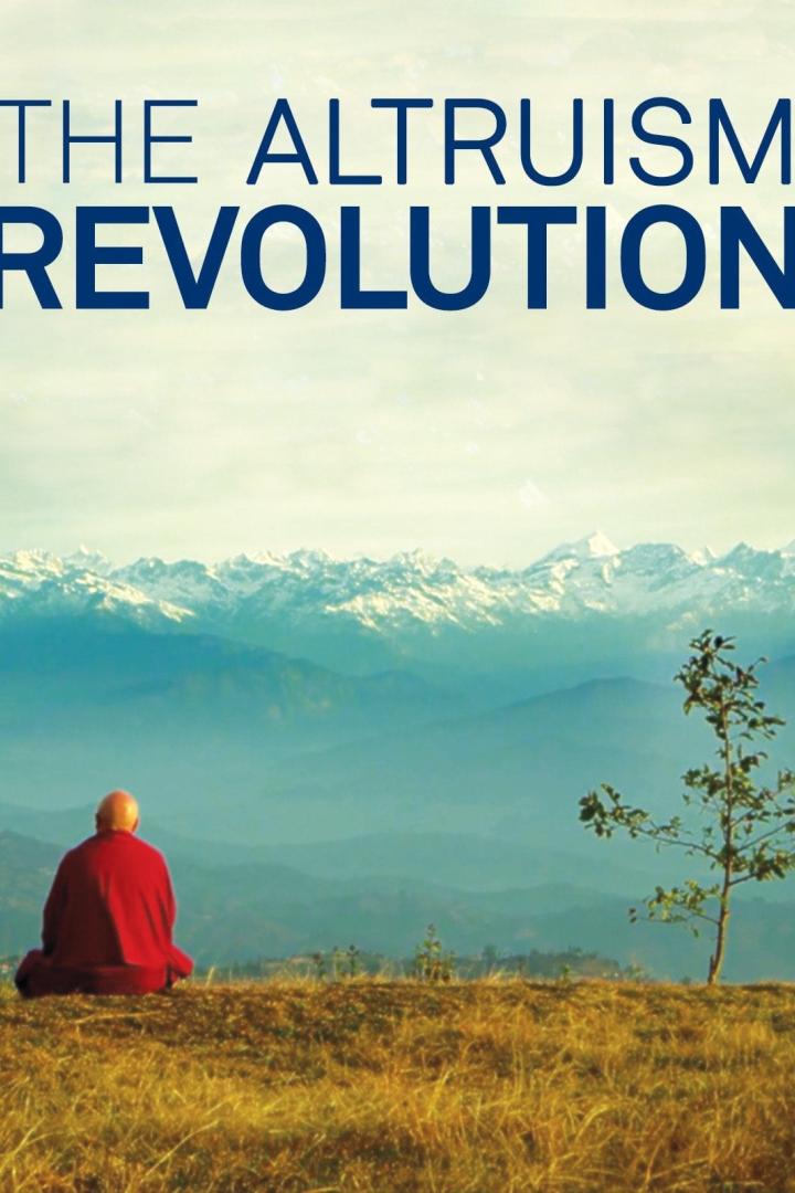 Ein Mönch meditiert vor einer Bergkulisse unter dem Titel „The Altruism Revolution“.