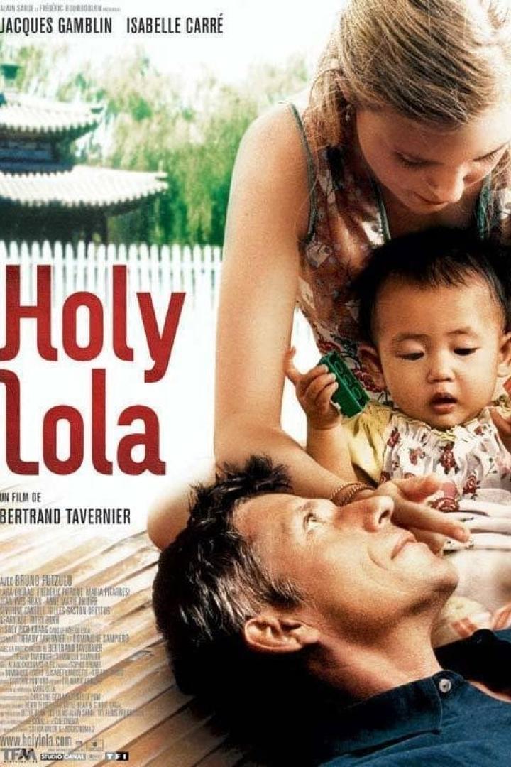 Das Filmplakat für „Holy Lola“ zeigt eine Frau, ein Baby und einen Mann vor einem asiatischen Gebäude.