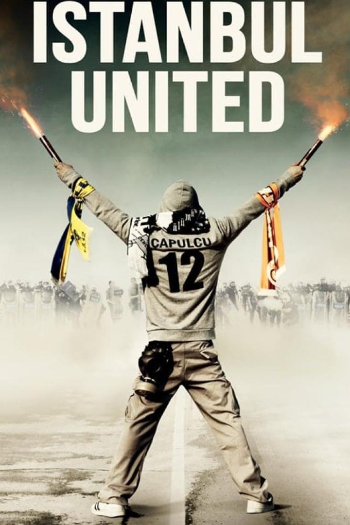 Ein Demonstrant mit Fackeln vor einer Menschenmenge unter dem Schriftzug „Istanbul United“.