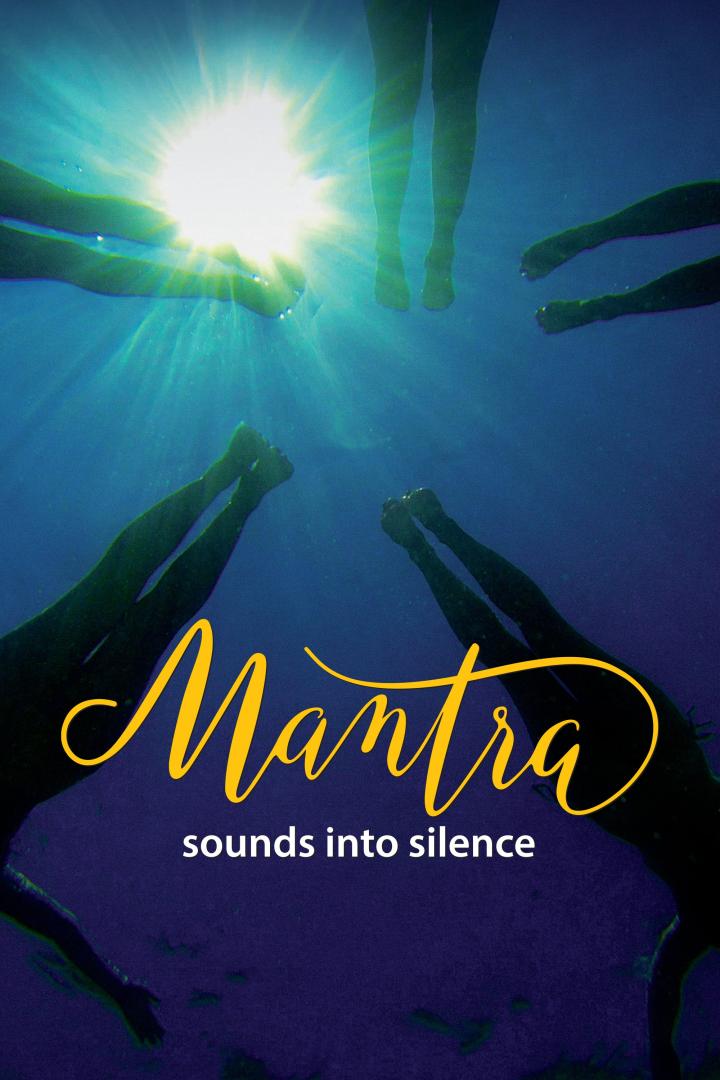 Das Filmplakat für „Mantra: Sounds into Silence“ zeigt Personen unter Wasser.