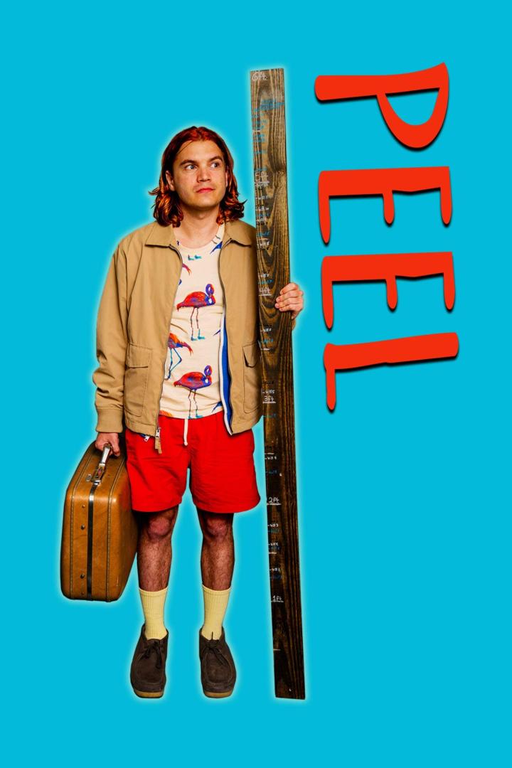 Ein Mann mit Koffer und Flamingo-Shirt steht neben einem Zollstock vor blauem Hintergrund.