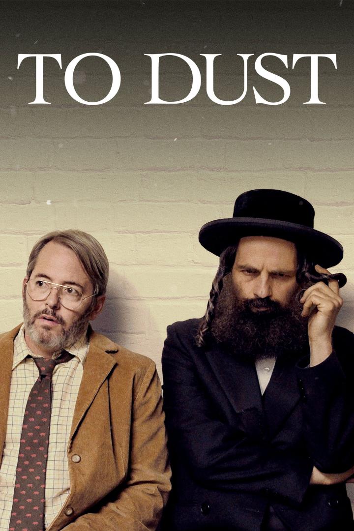 Das Filmplakat für „To Dust“ zeigt zwei Männer vor einer Ziegelwand.