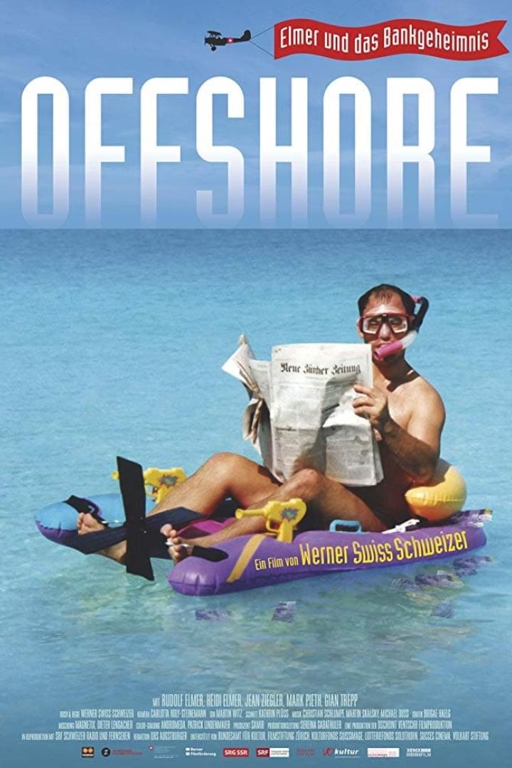 Ein Mann mit Taucherbrille liest auf einer Luftmatratze im Wasser Zeitung; Filmplakat für „Offshore“.