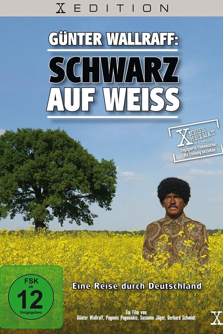 Das Filmplakat zu Günter Wallraffs „Schwarz auf Weiß“ zeigt Wallraff in dunkler Maskierung vor einem Rapsfeld.