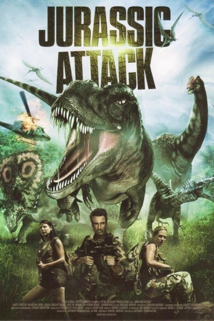 Das Filmplakat von „Jurassic Attack“ zeigt Dinosaurier und bewaffnete Menschen.