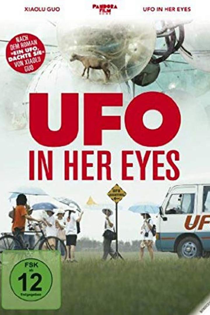 Das Filmplakat für „UFO in Her Eyes“ zeigt Menschen mit Regenschirmen und einen Bus mit der Aufschrift „UFO“.