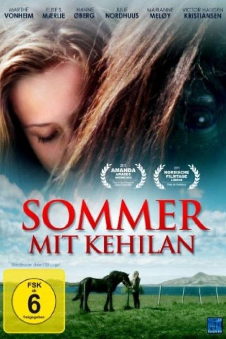 Das Filmplakat für „Sommer mit Kehilan“ zeigt eine junge Frau und ein Pferd auf einer grünen Wiese.