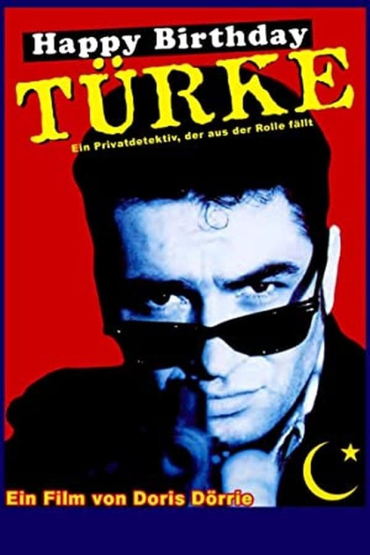 Das Filmplakat zu „Happy Birthday, Türke!“ zeigt einen Mann mit Sonnenbrille, der eine Waffe hält.