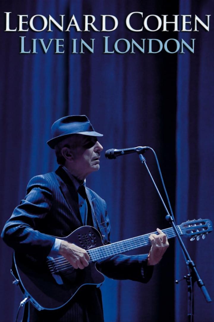 Leonard Cohen tritt live in London mit Gitarre und Hut auf einer Bühne auf.