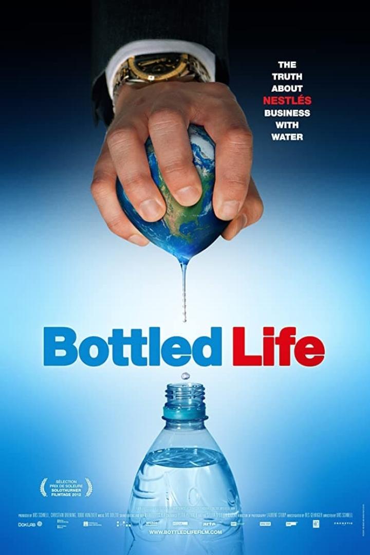 Das Filmplakat für „Bottled Life“ zeigt eine Hand, die einen Globus auspresst, über einer Wasserflasche.