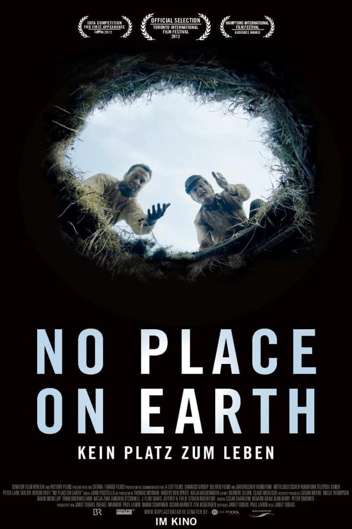 Zwei Männer schauen in ein Erdloch auf dem Filmplakat zu „No Place on Earth“.
